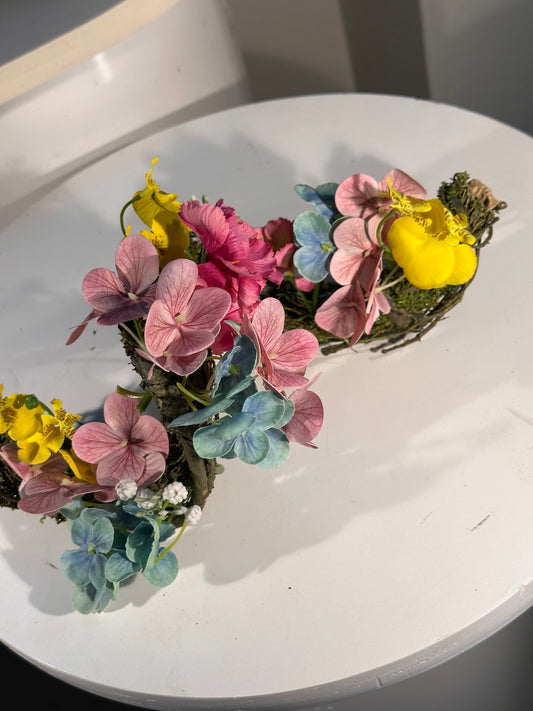 Wood coloured flowers arrangement